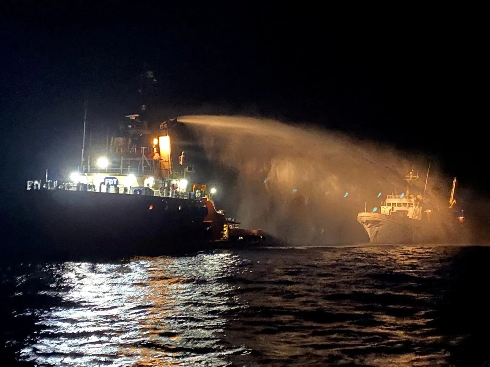 У Середземному морі вибухами пошкоджено судно з гуманітарною допомогою для Гази: правозахисники звинувачують дронову атаку, екіпаж вижив
